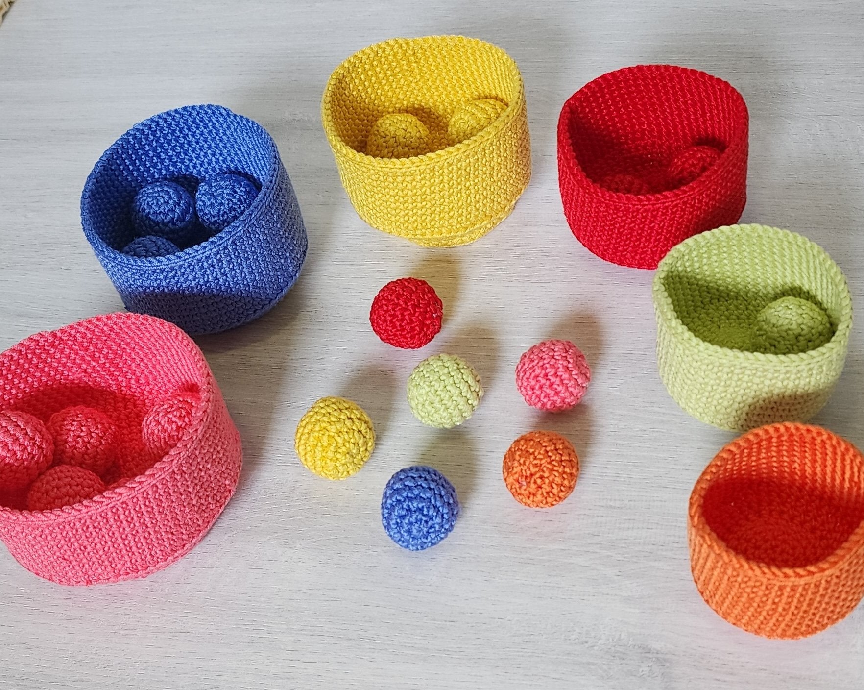 Stackable colour sorting nesting bowls